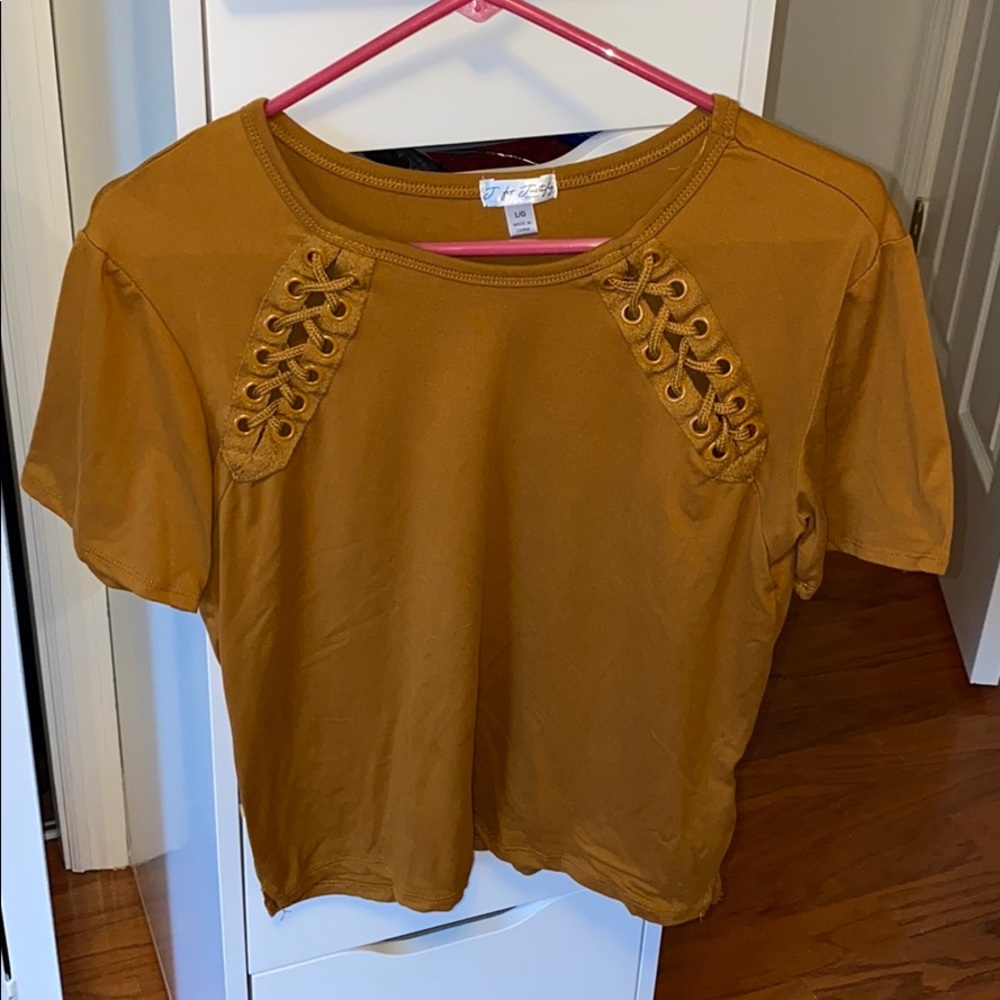 Cropped short sleeve top